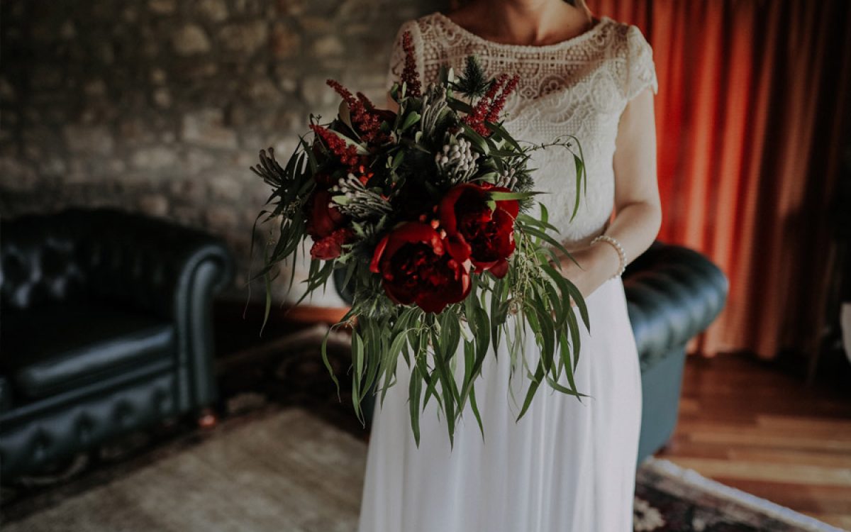 Decoración de ceremonia con flores rojas por La Floreria 00 | La Floreria